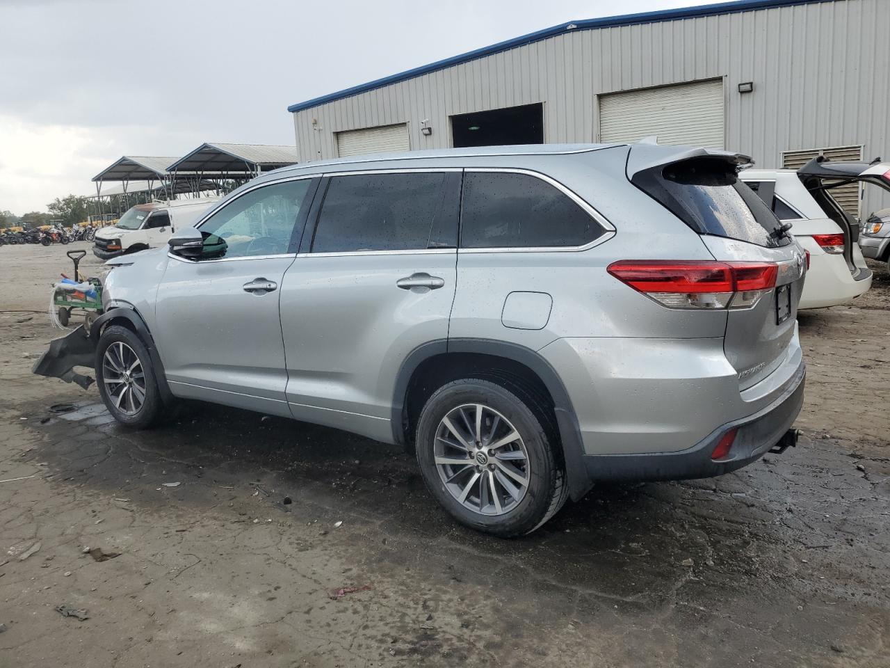 5TDJZRFH5HS520991 2017 TOYOTA HIGHLANDER - Image 2