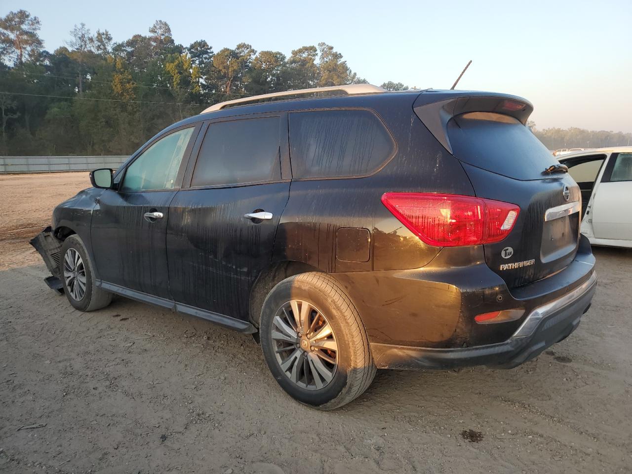 2018 Nissan Pathfinder S VIN: 5N1DR2MNXJC621945 Lot: 72459364