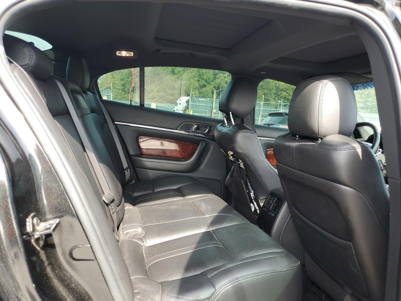 2015 Lincoln MKS - Image 10