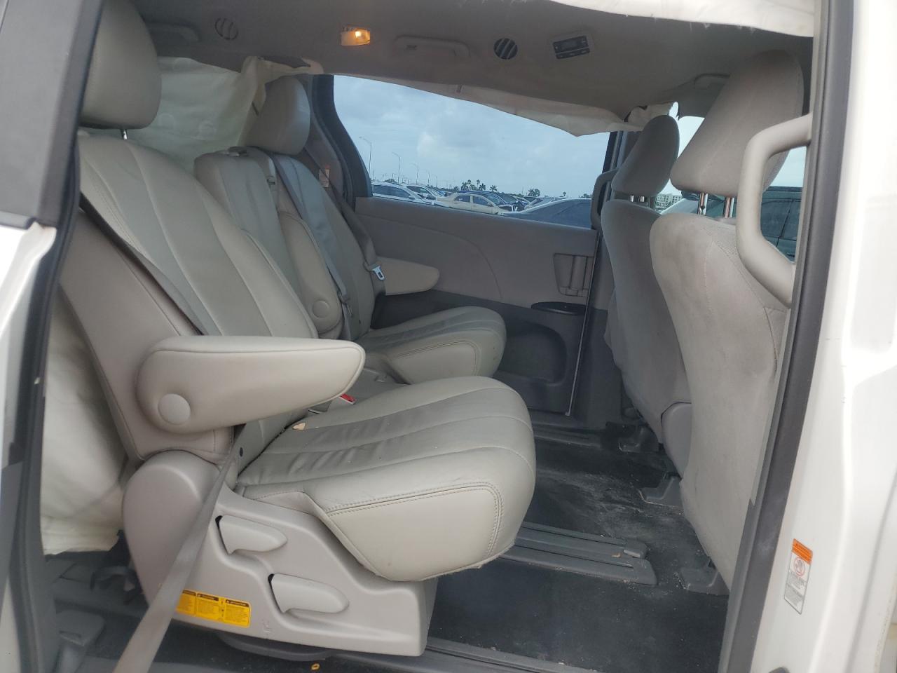 2015 Toyota Sienna - Image 11