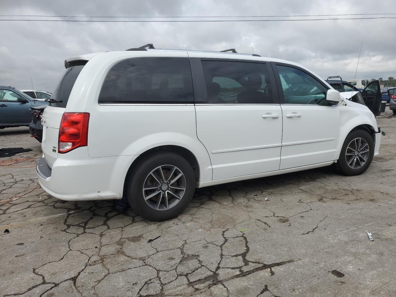 2017 Dodge Caravan - Image 3