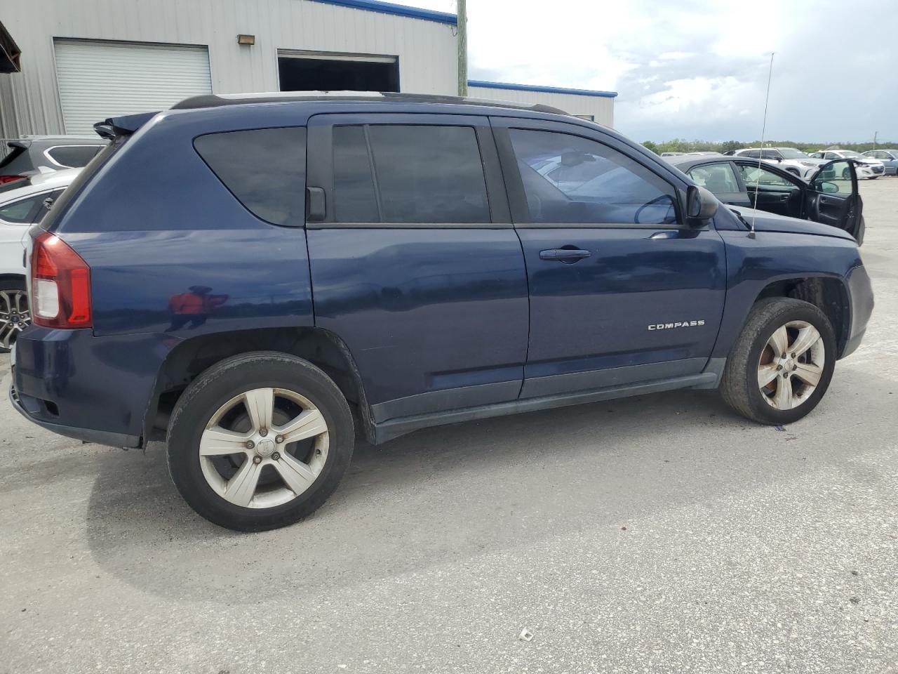 VIN 1C4NJCBA6GD560702 2016 JEEP COMPASS no.3