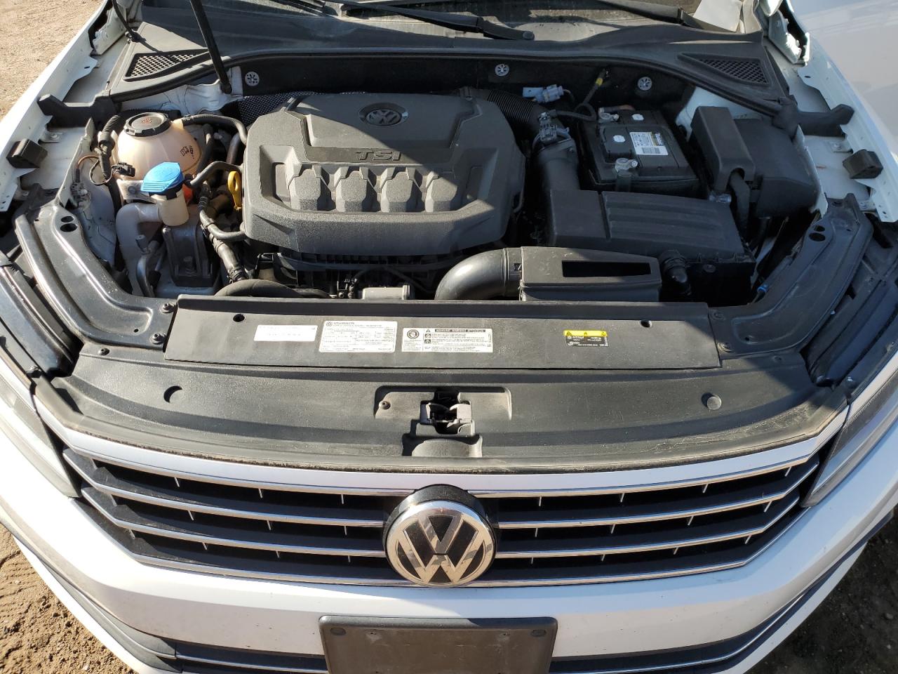 1VWBA7A32JC031237 2018 Volkswagen Passat Se