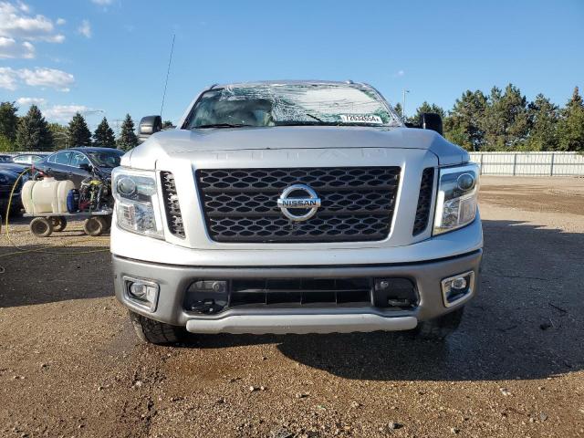  NISSAN TITAN 2018 Srebrny