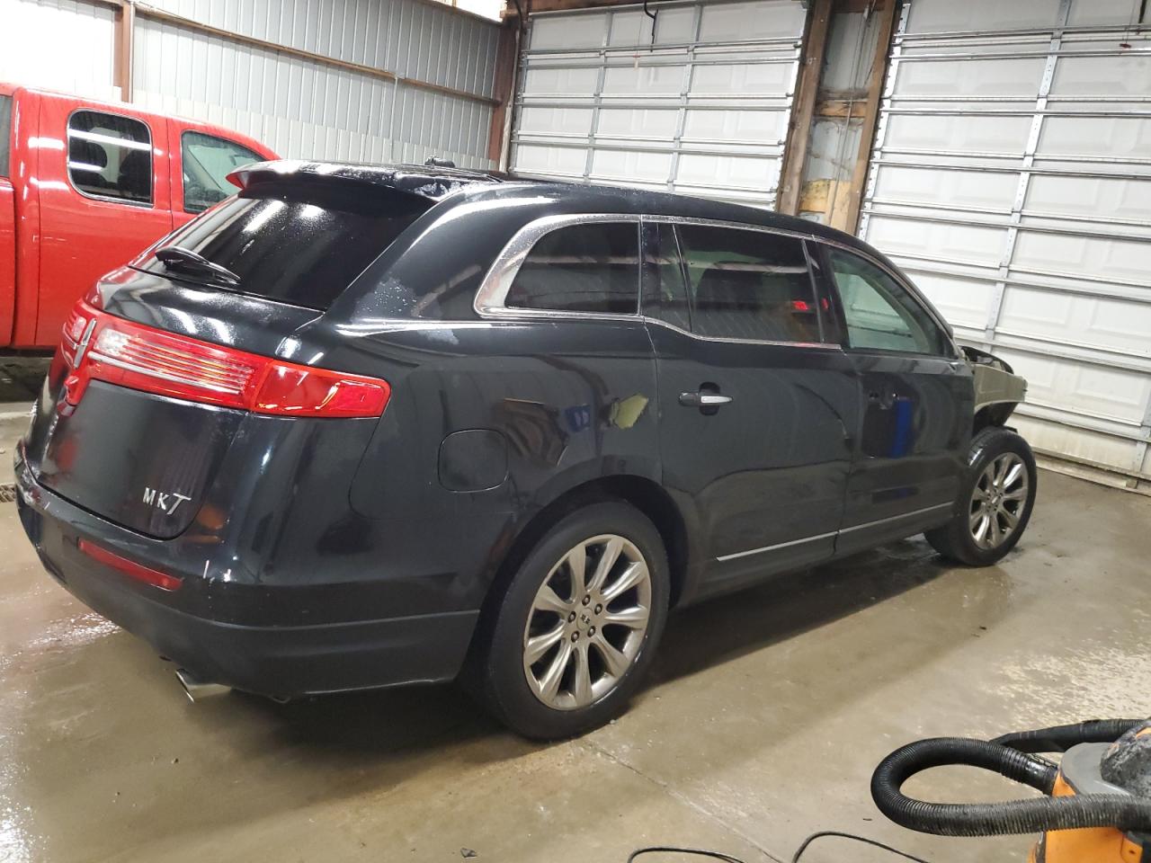 2013 Lincoln MKT - Image 3
