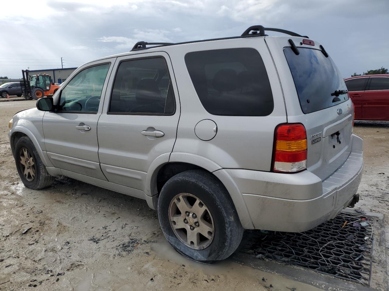 2005 Ford Escape - Image 2