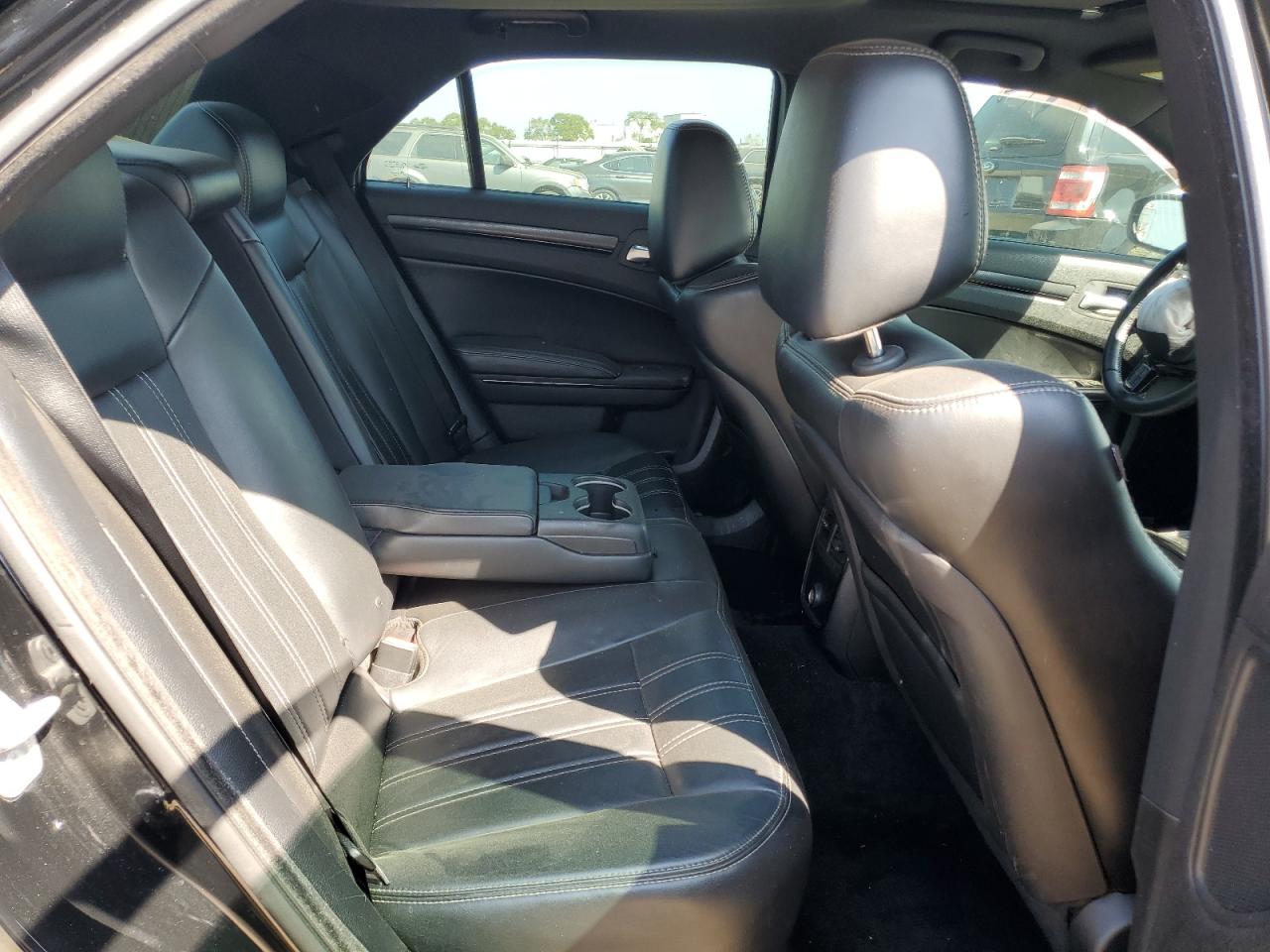 2014 Chrysler 300 - Image 10