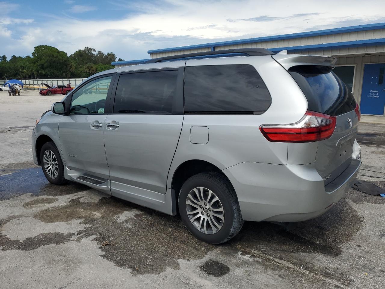 5TDYZ3DC2LS070616 2020 TOYOTA SIENNA - Image 2