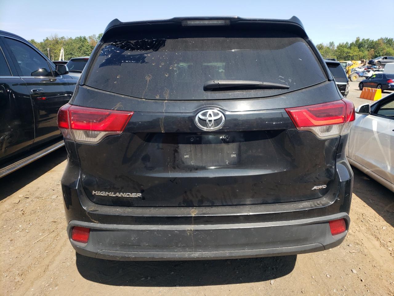 5TDBZRFH5HS390019 2017 Toyota Highlander Le