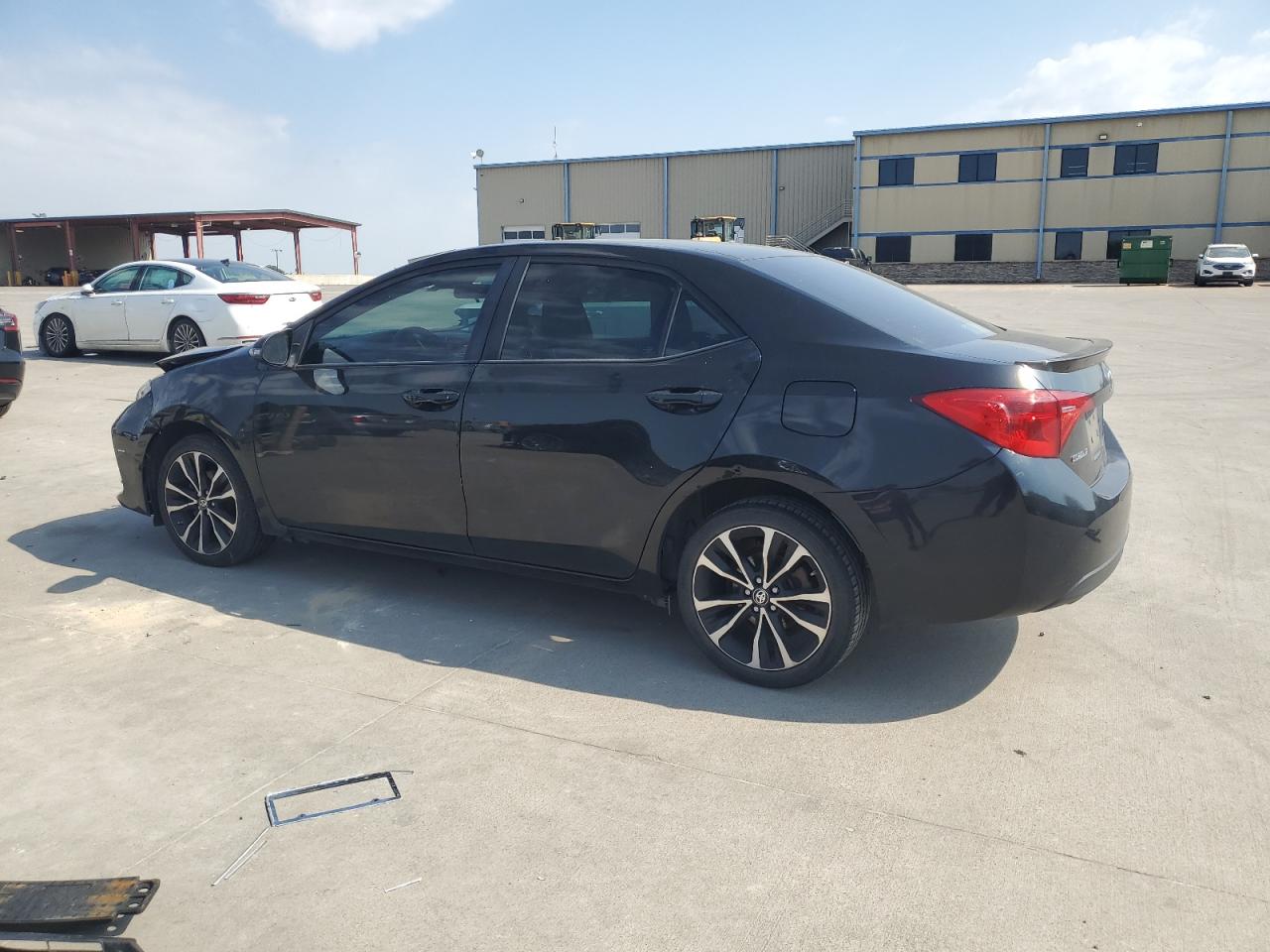 VIN 5YFBURHE0JP833371 2018 TOYOTA COROLLA no.2