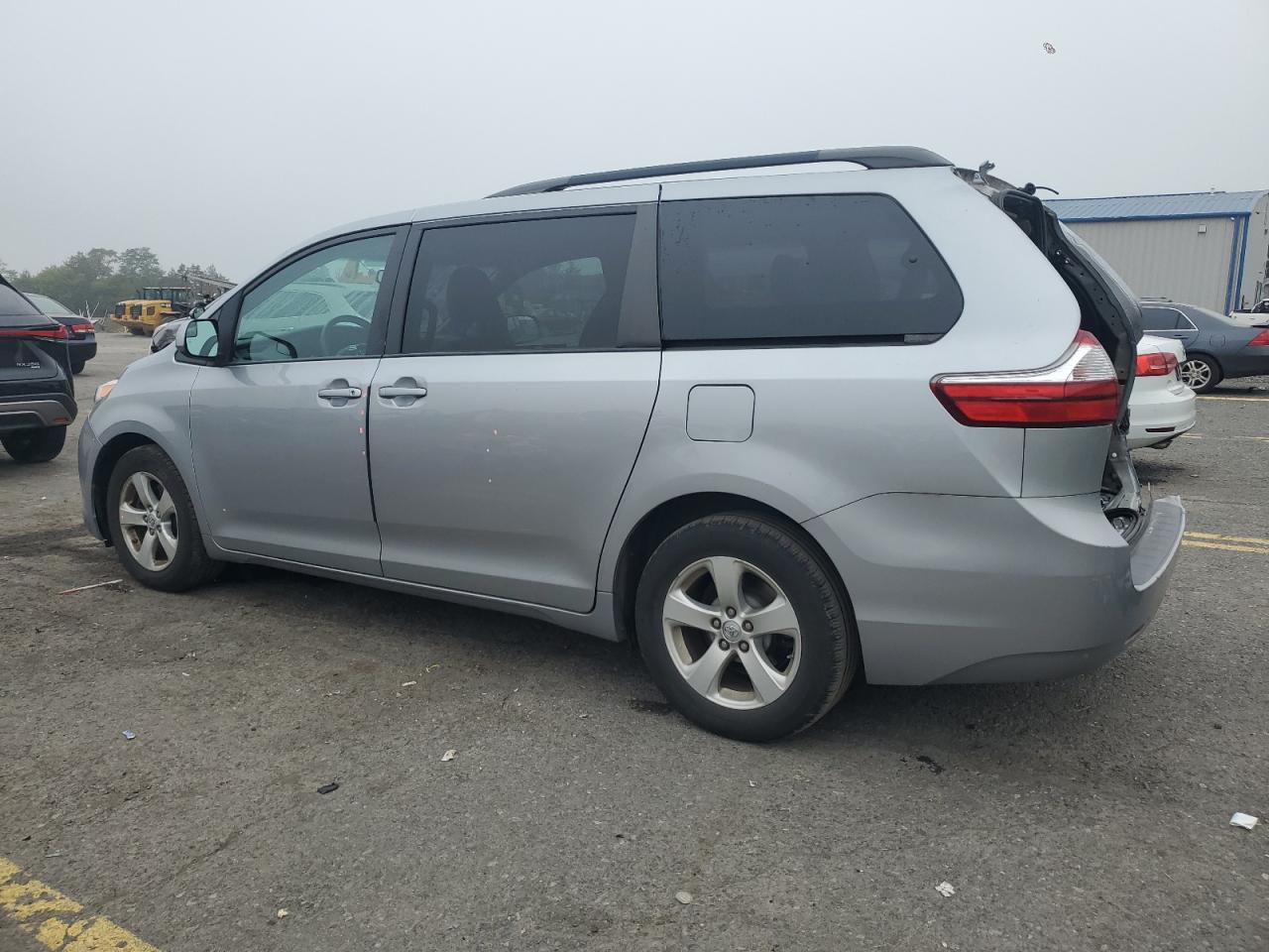 5TDKZ3DC9HS897896 2017 TOYOTA SIENNA - Image 2