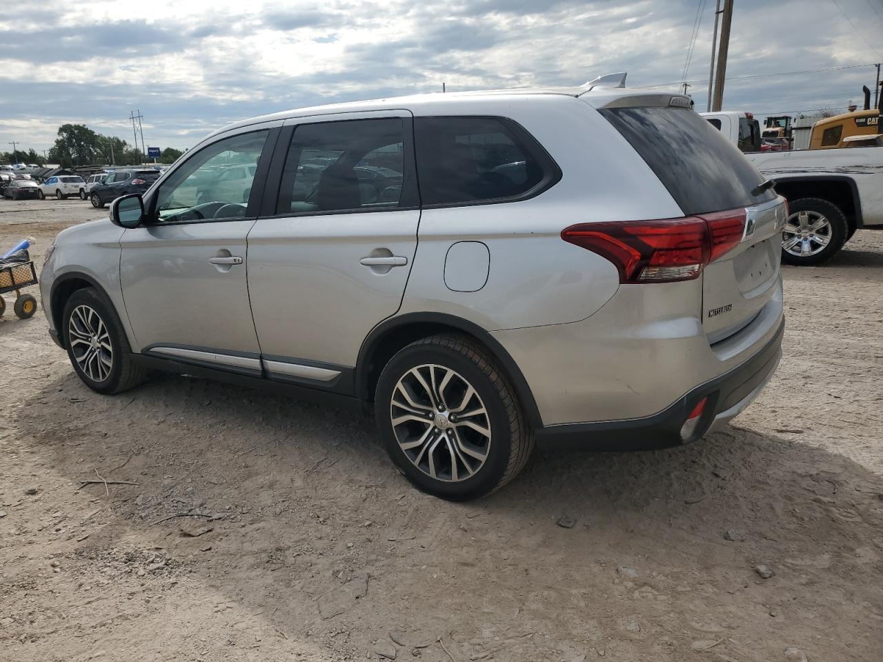 JA4AZ3A38JZ042332 2018 MITSUBISHI OUTLANDER - Image 2