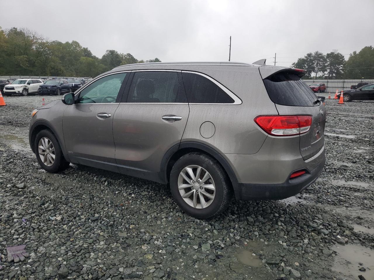 5XYPGDA36HG313442 2017 KIA SORENTO - Image 2