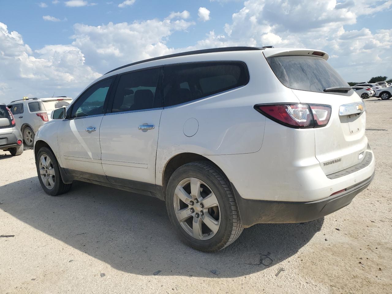 1GNKRGKD9HJ243875 2017 CHEVROLET TRAVERSE - Image 2