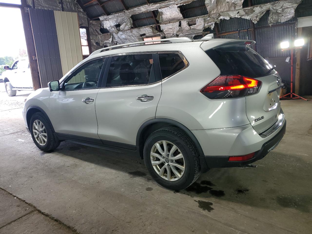 JN8AT2MV7JW351861 2018 NISSAN ROGUE - Image 2