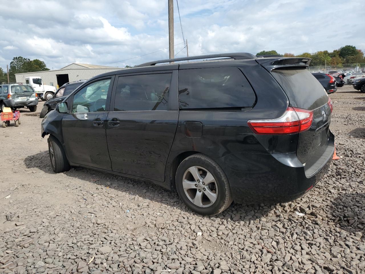 5TDKK3DC4FS581646 2015 TOYOTA SIENNA - Image 2