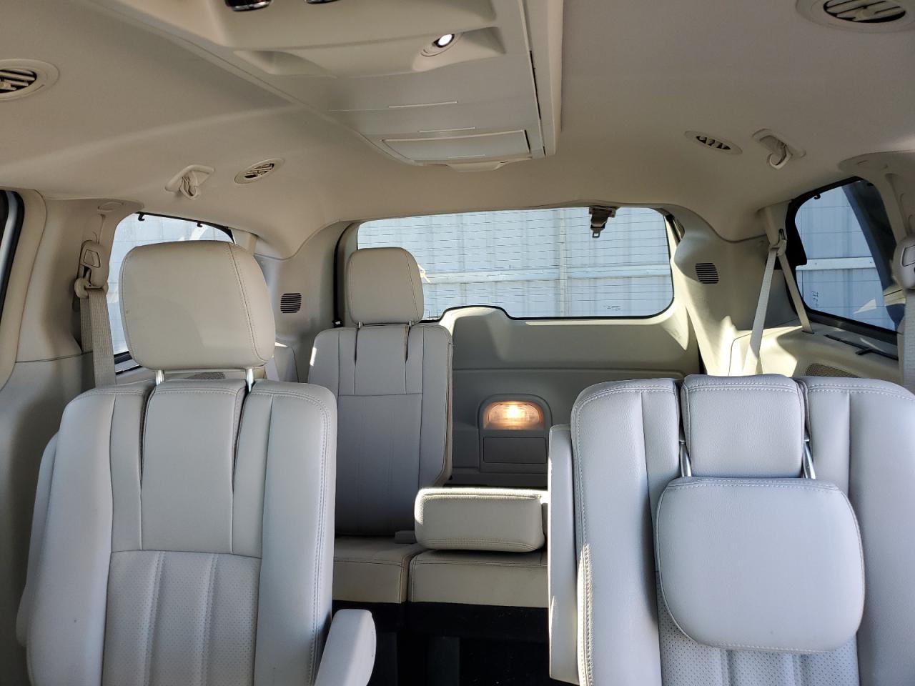 2013 Chrysler Town & Country - Image 10