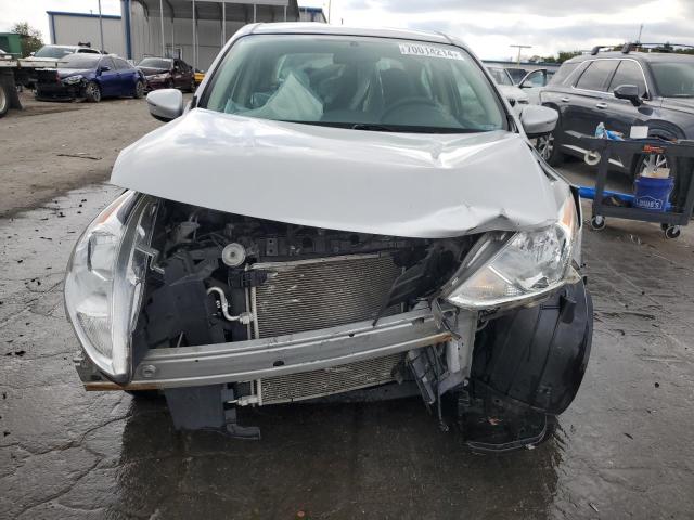  NISSAN VERSA 2016 Сріблястий