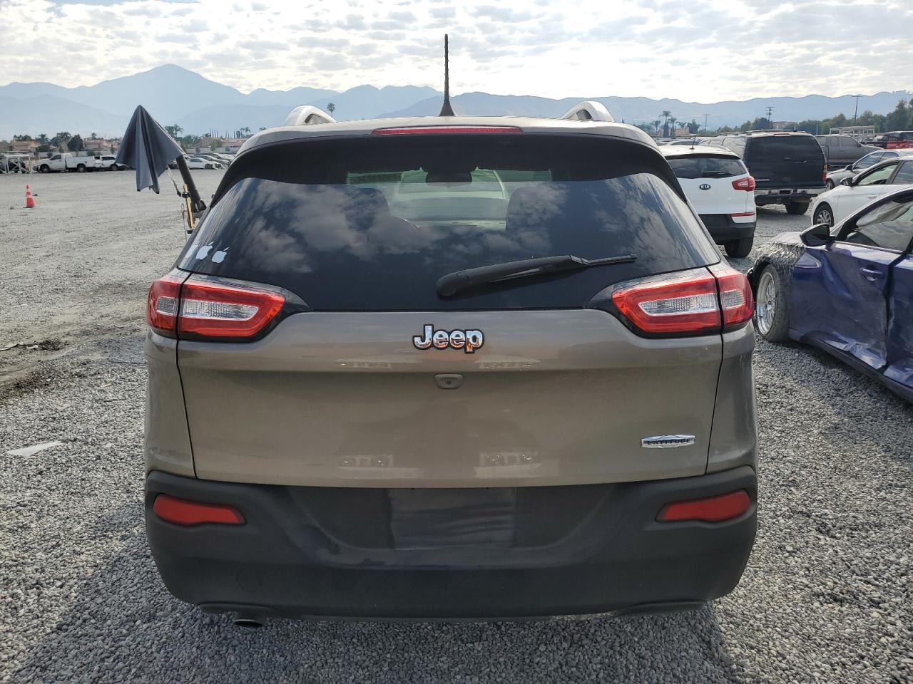 2017 Jeep Cherokee Latitude VIN: 1C4PJLCB4HW628923 Lot: 69889234