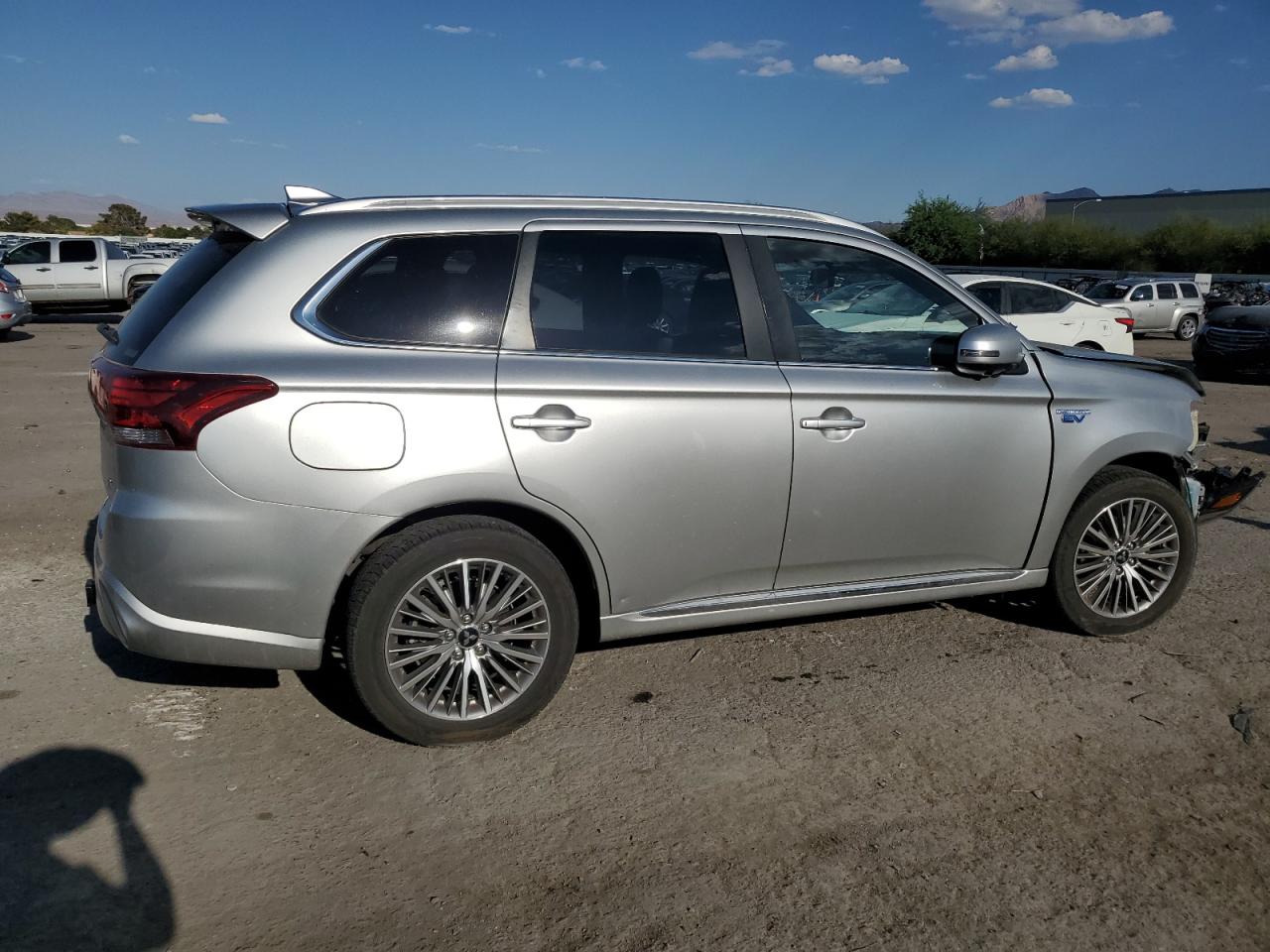 2020 Mitsubishi Outlander - Image 3