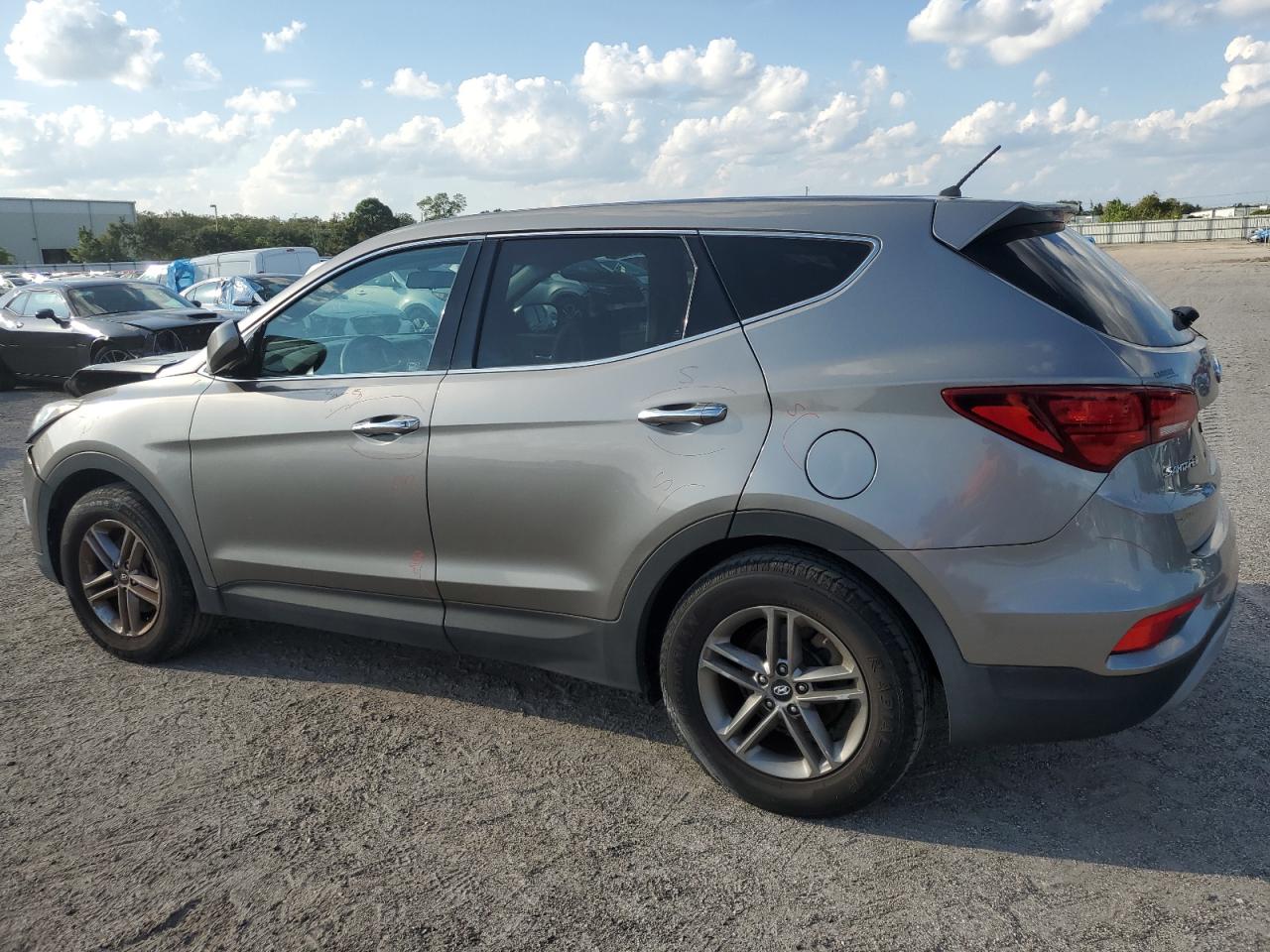 5XYZT3LB1JG566337 2018 HYUNDAI SANTA FE - Image 2