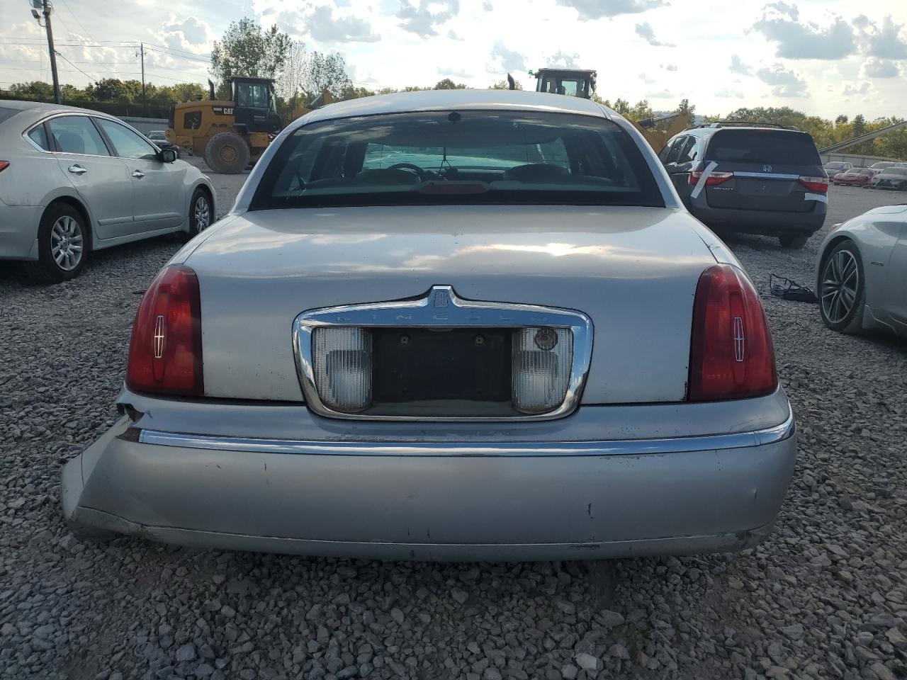 1LNHM82W4YY796994 2000 Lincoln Town Car Signature