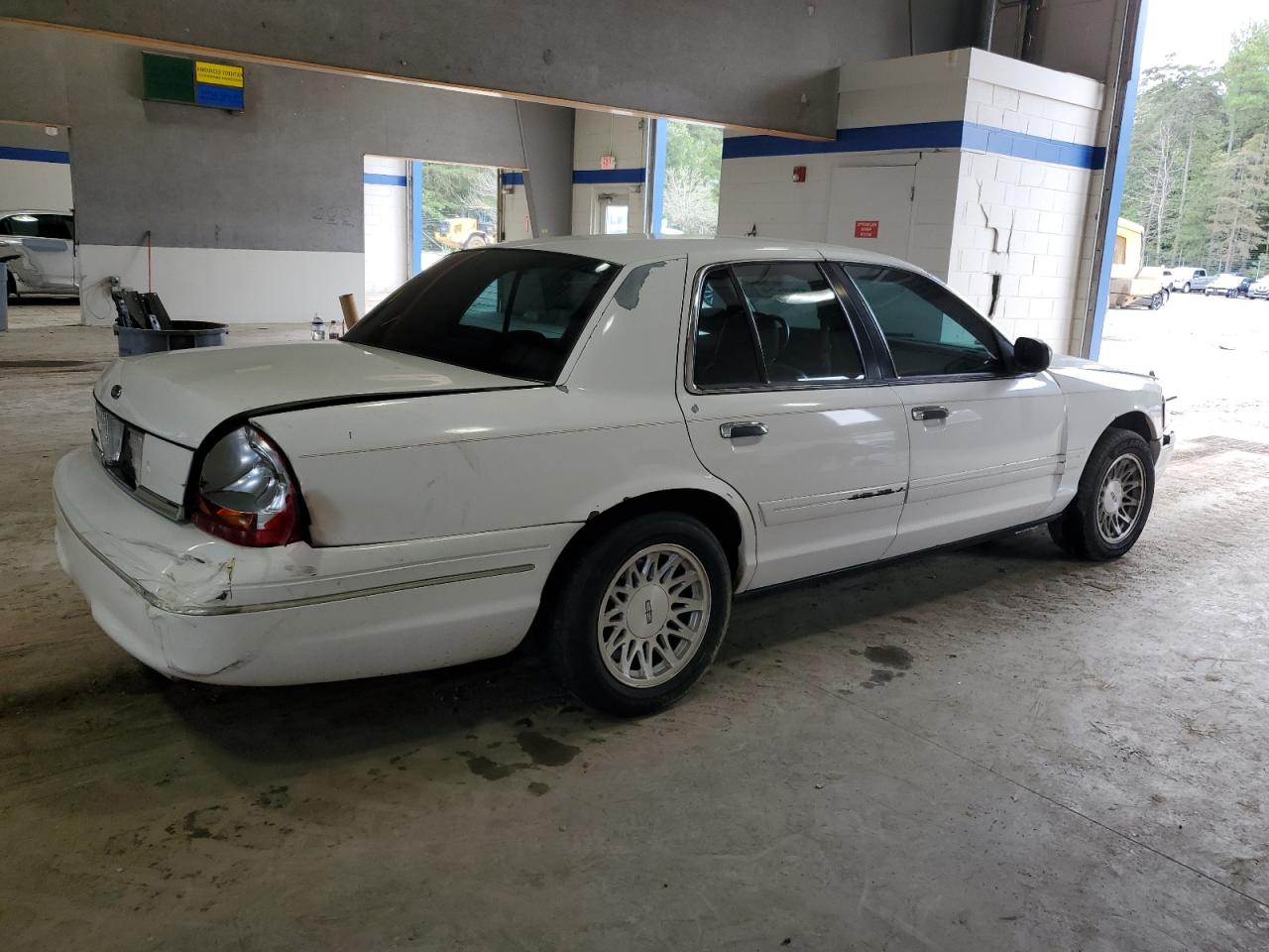 2003 Ford Crown Victoria - Image 3