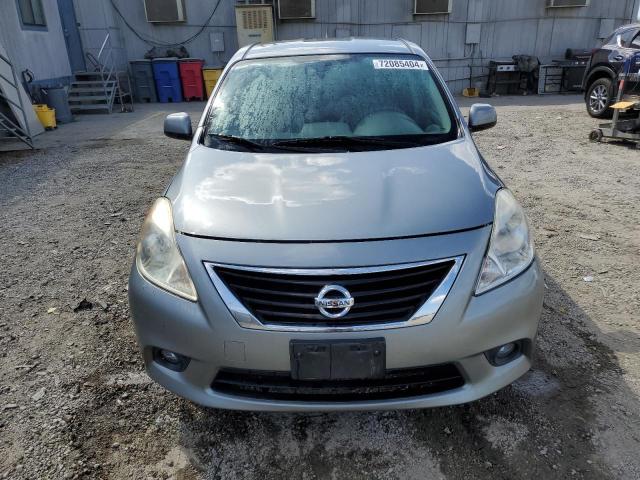 Седани NISSAN VERSA 2012 Сріблястий