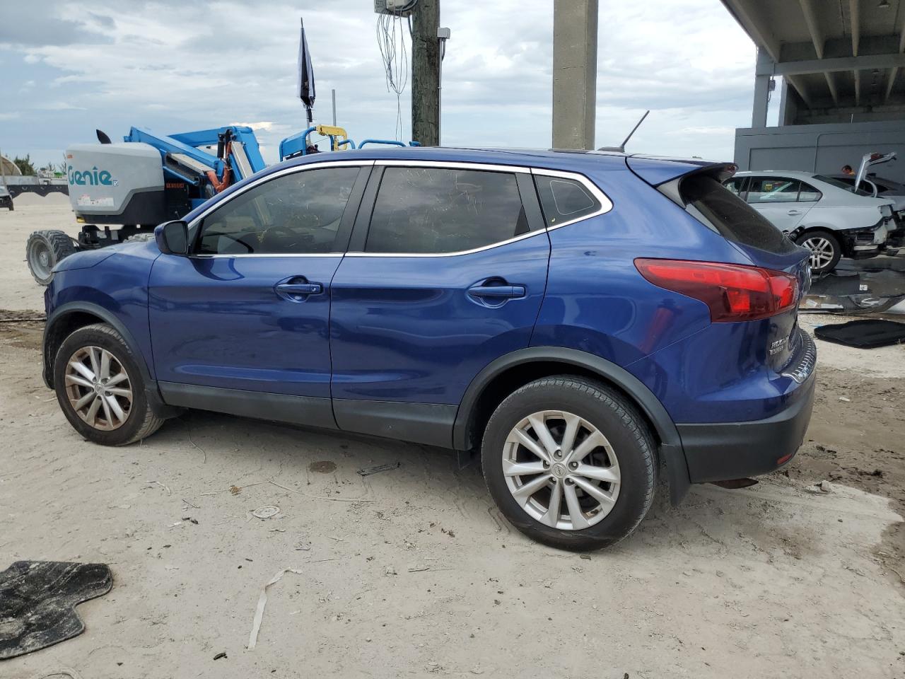 JN1BJ1CR2JW203205 2018 NISSAN ROGUE - Image 2