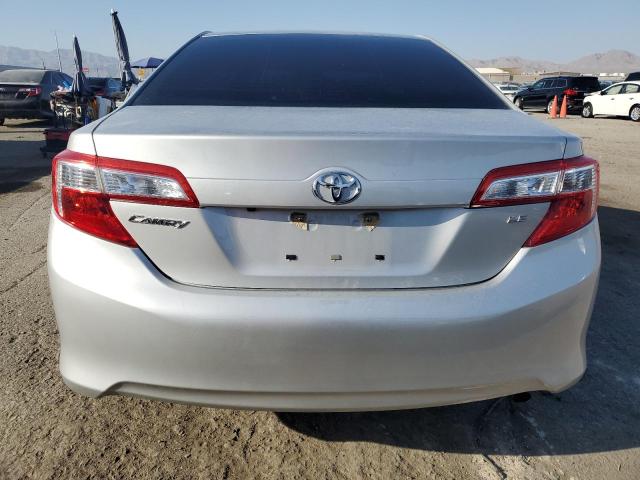 Седани TOYOTA CAMRY 2014 Сріблястий