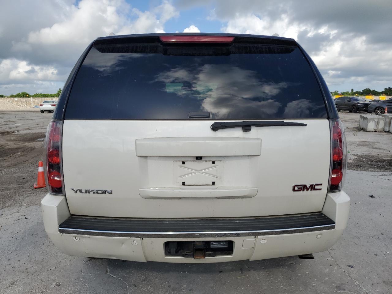 2013 GMC Yukon Denali VIN: 1GKS1EEF0DR301812 Lot: 70560564