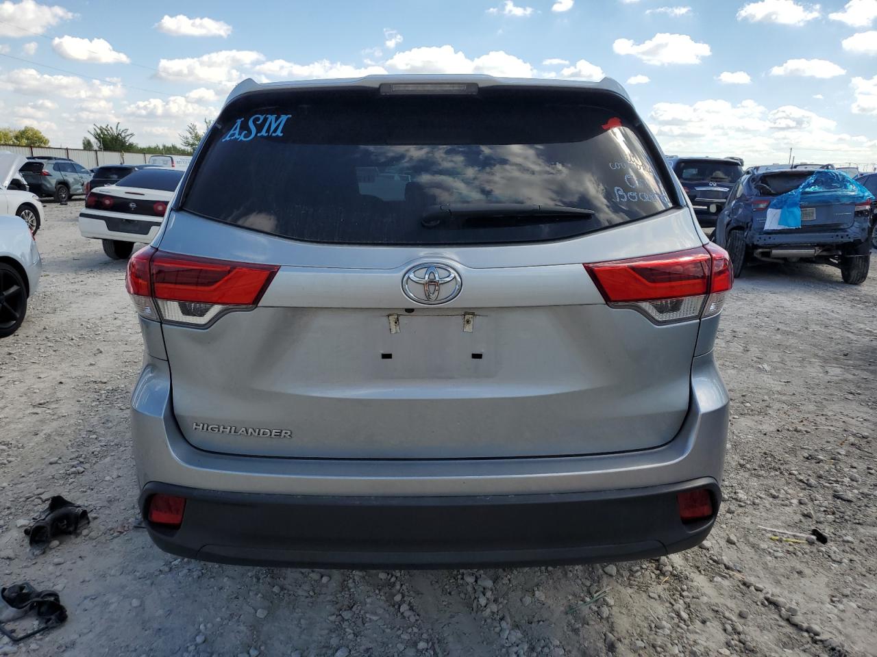 5TDZARFH4KS058408 2019 Toyota Highlander Le