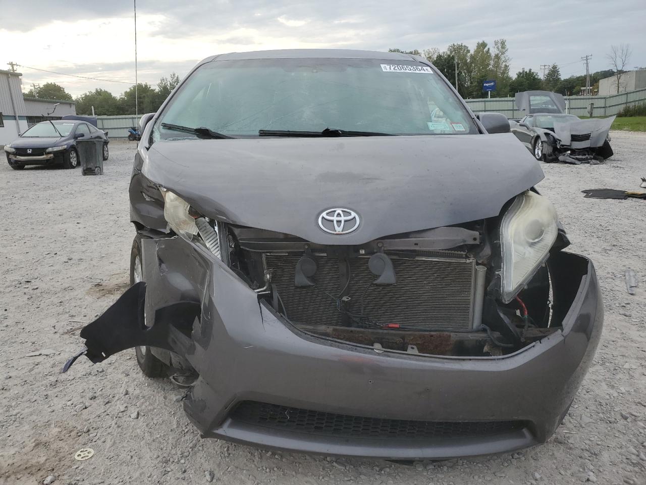 5TDJK3DC2BS014275 2011 Toyota Sienna Le