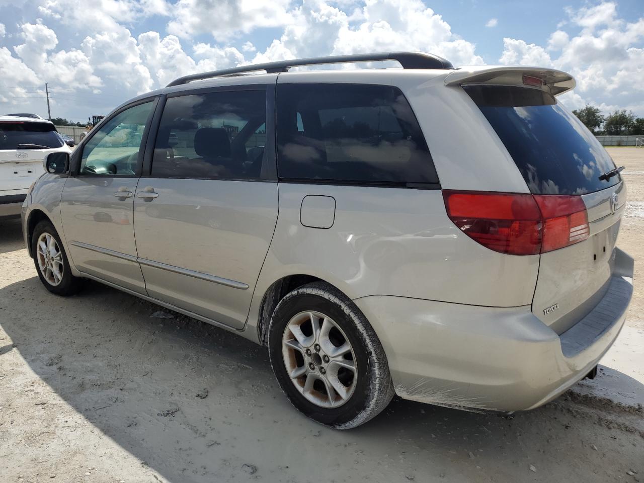 2005 Toyota Sienna - Image 2