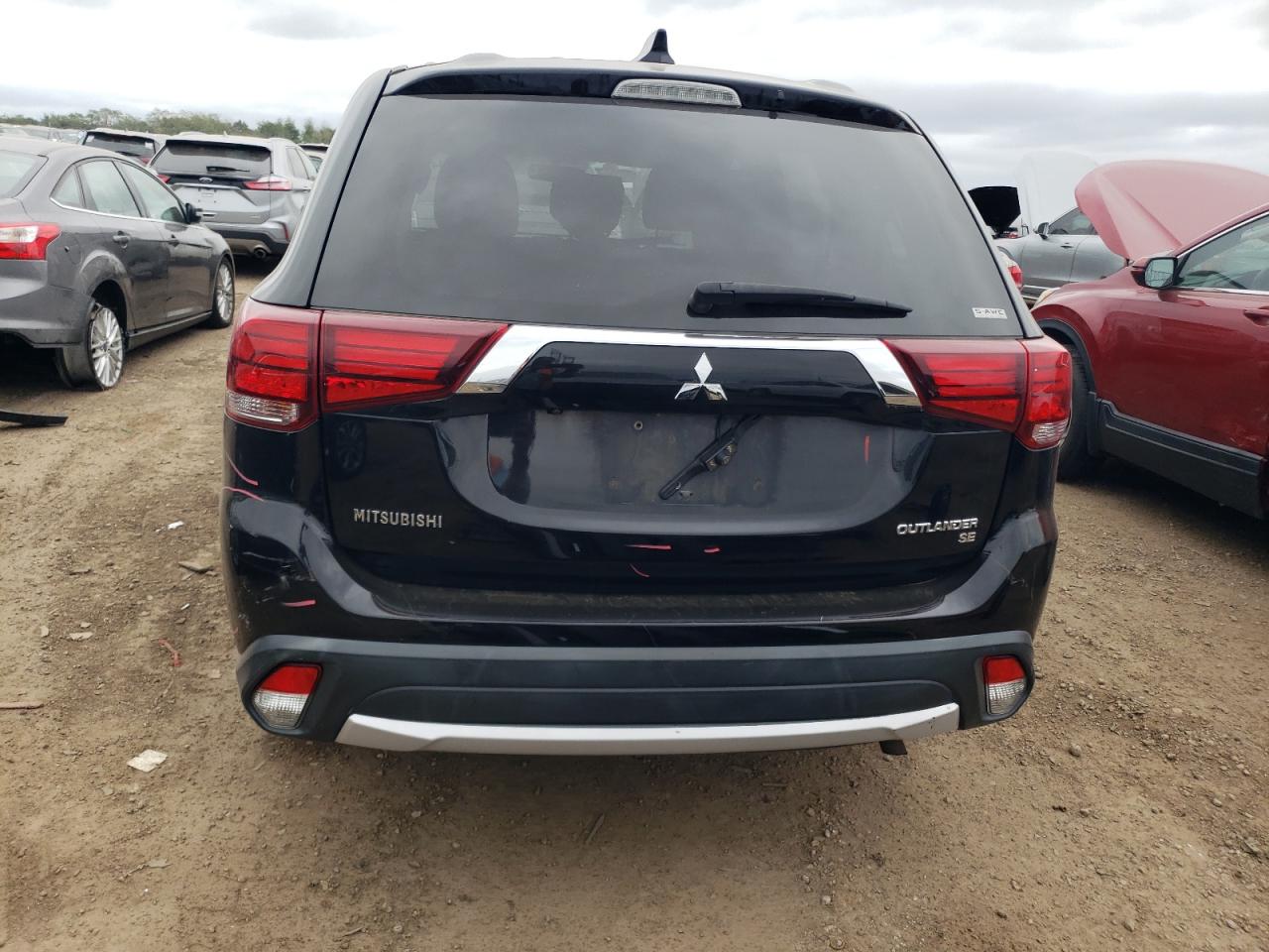 JA4AZ3A38JZ023313 2018 Mitsubishi Outlander Se