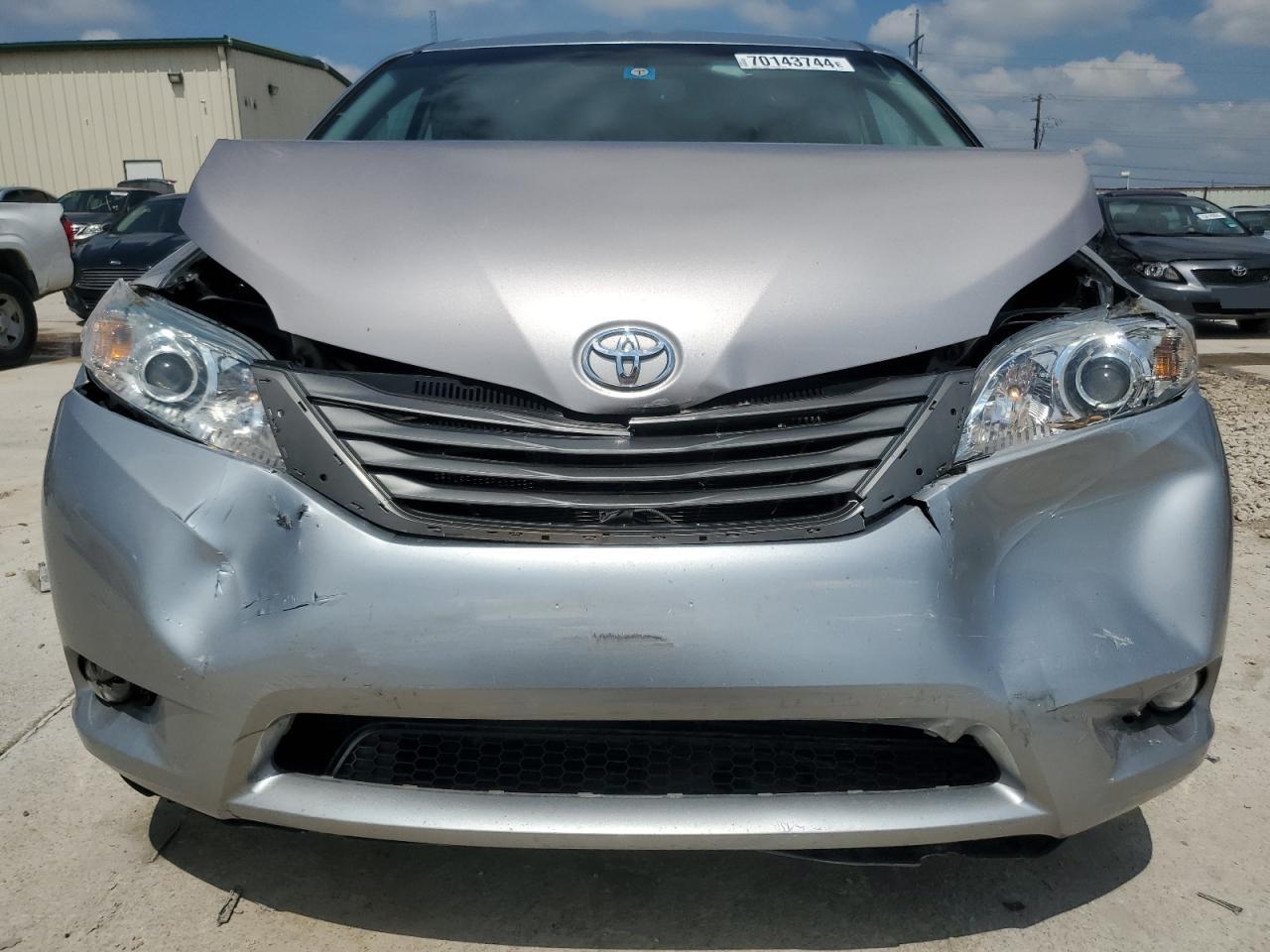 2011 Toyota Sienna - Image 5