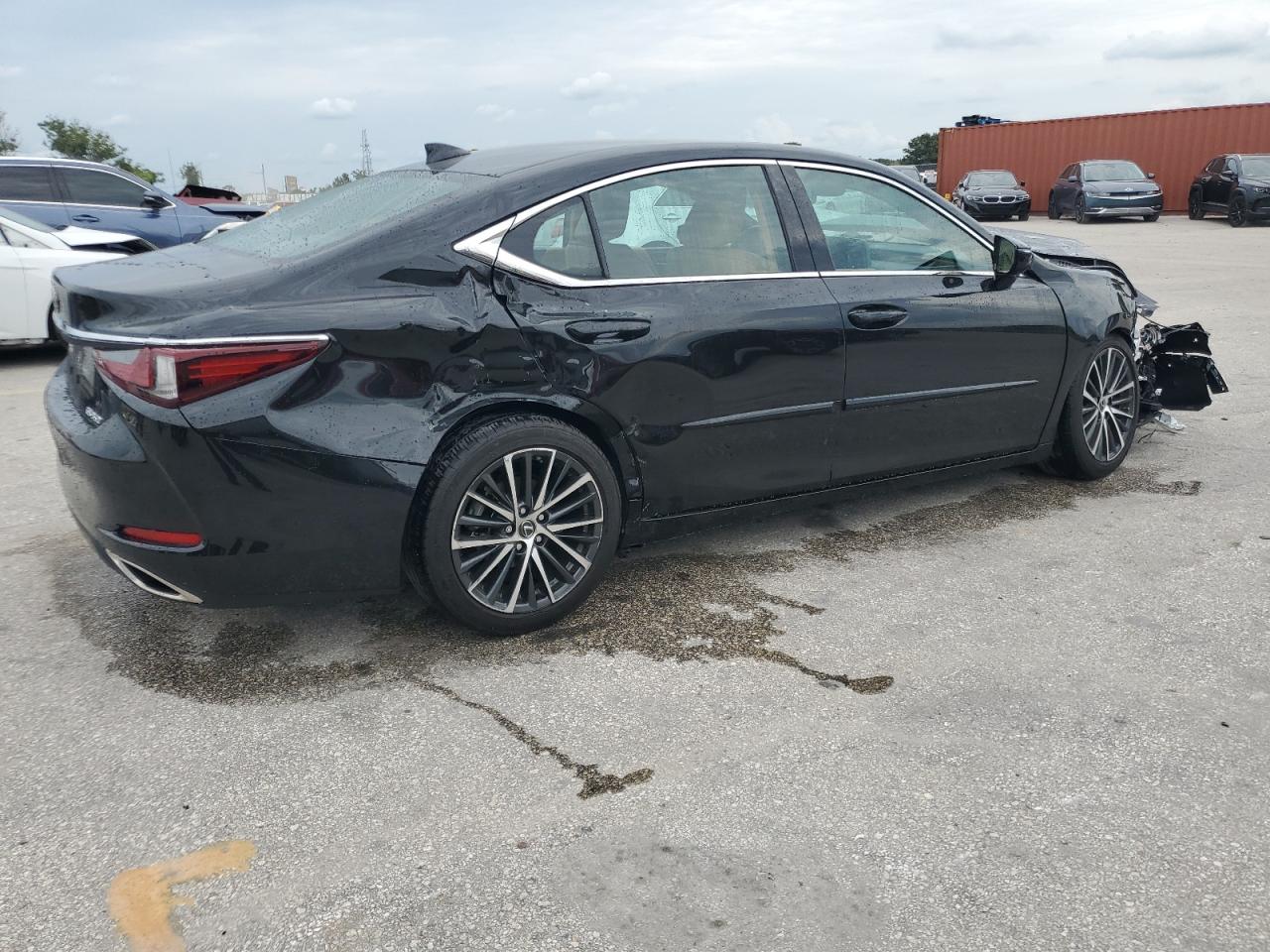 2023 Lexus ES - Image 3