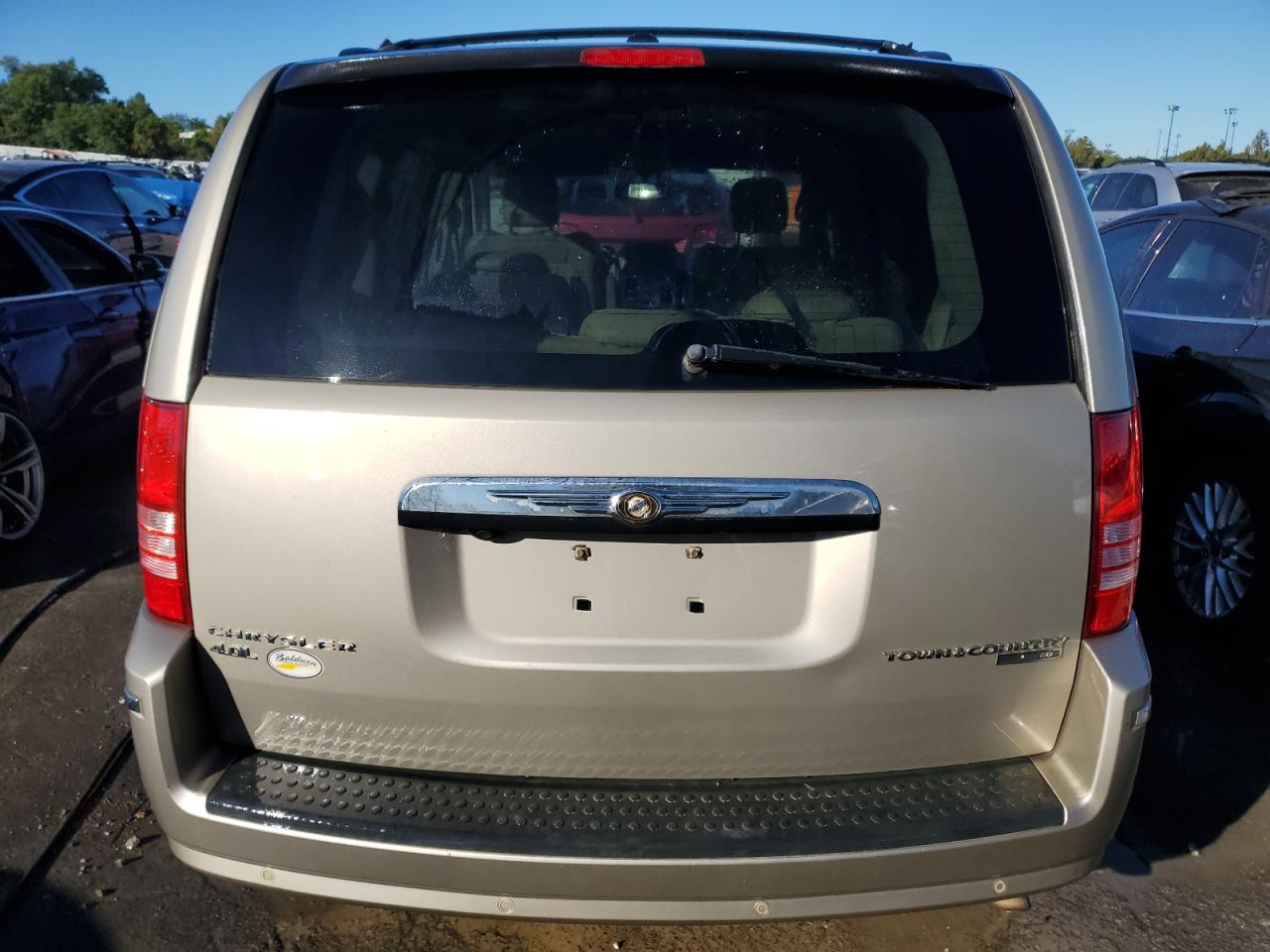 2009 Chrysler Town & Country - Image 6