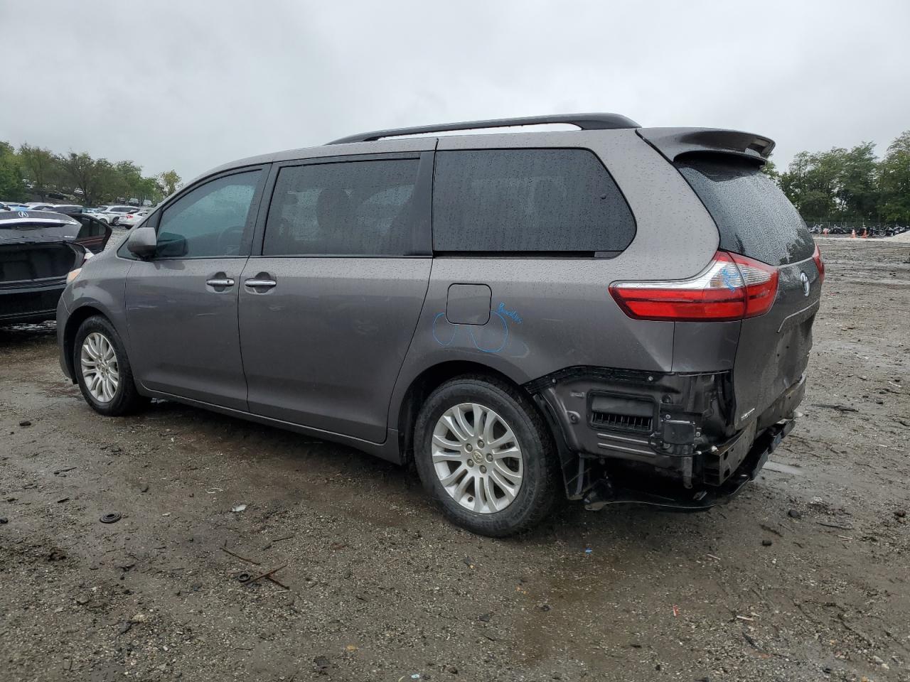 5TDYZ3DC9HS894684 2017 TOYOTA SIENNA - Image 2