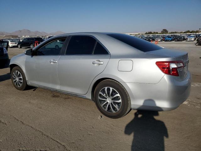 Седани TOYOTA CAMRY 2014 Сріблястий