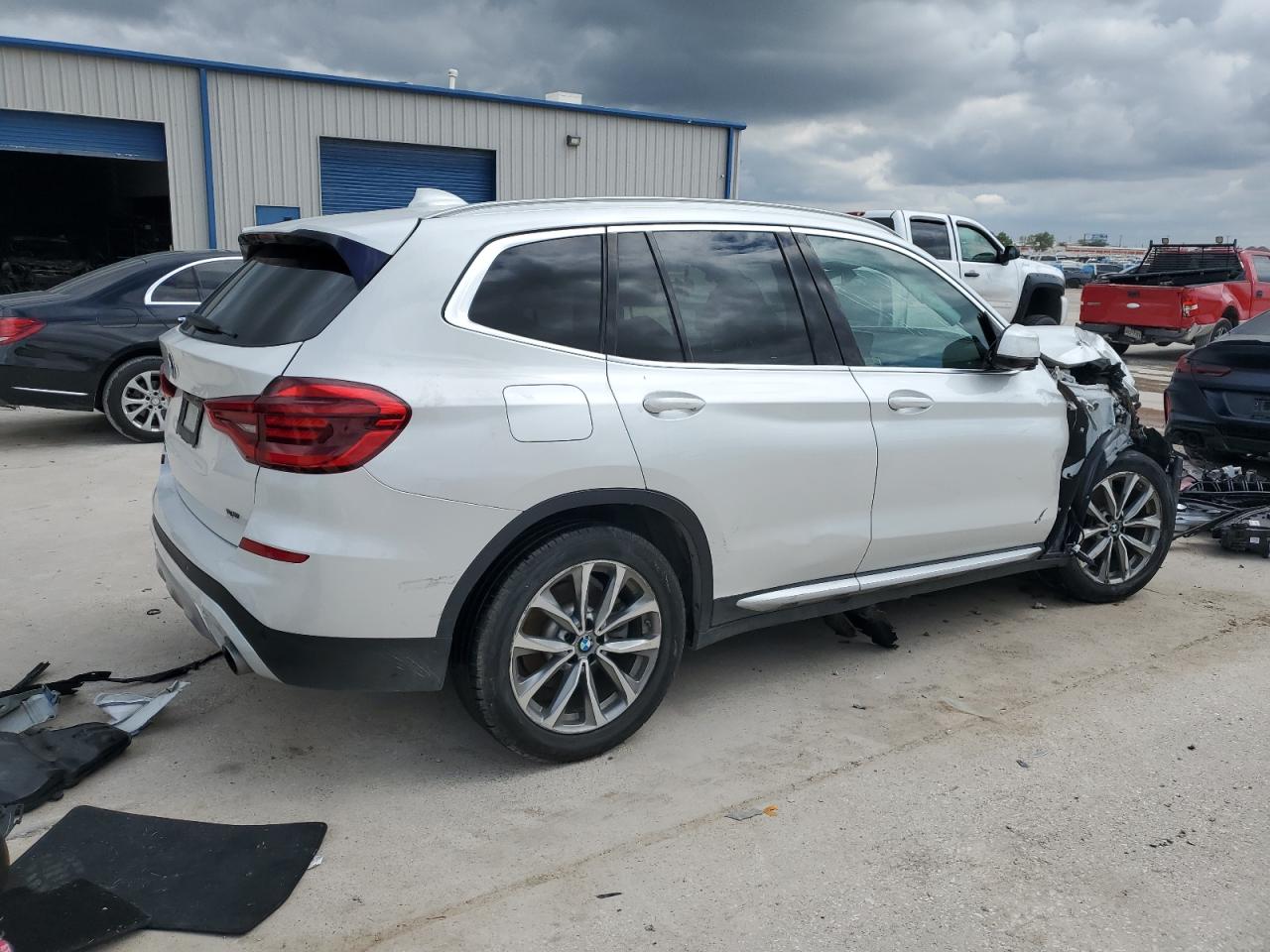 VIN 5UXTR7C56KLE94581 2019 BMW X3 no.3