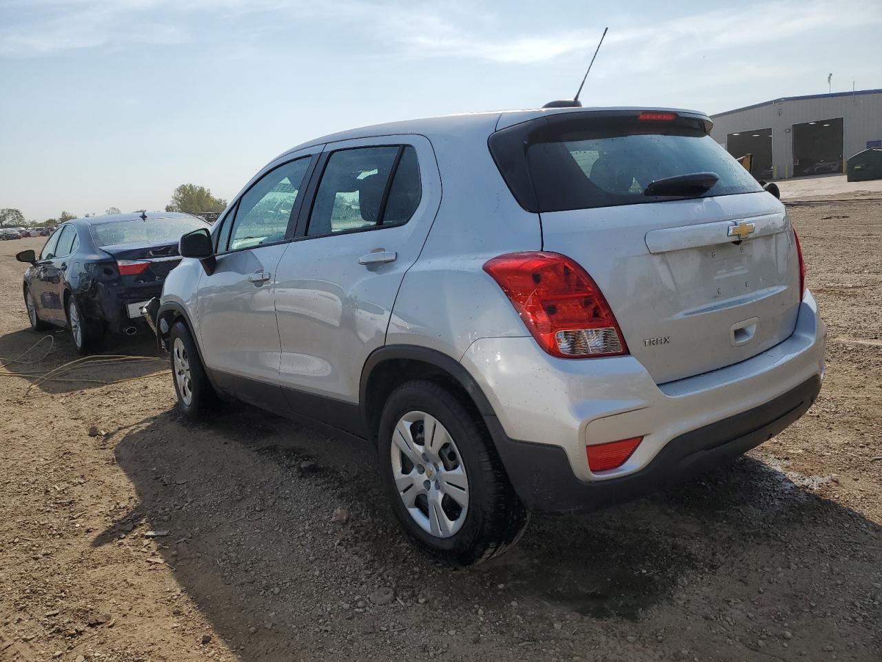 3GNCJKSB5HL180036 2017 CHEVROLET TRAX - Image 2