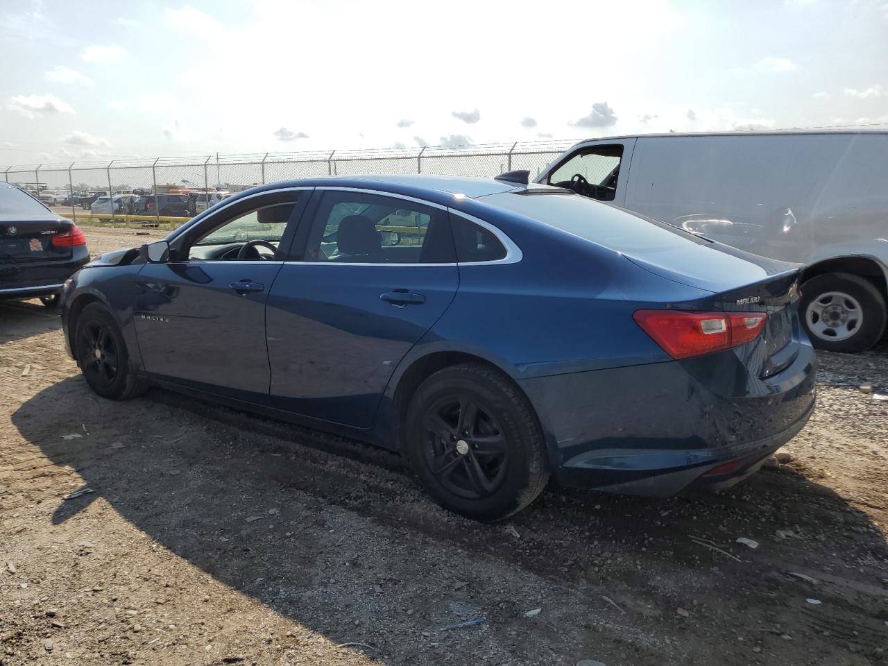 2019 Chevrolet Malibu - Image 2
