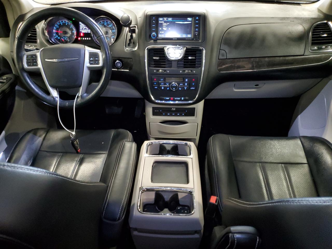 2013 Chrysler Town & Country - Image 8