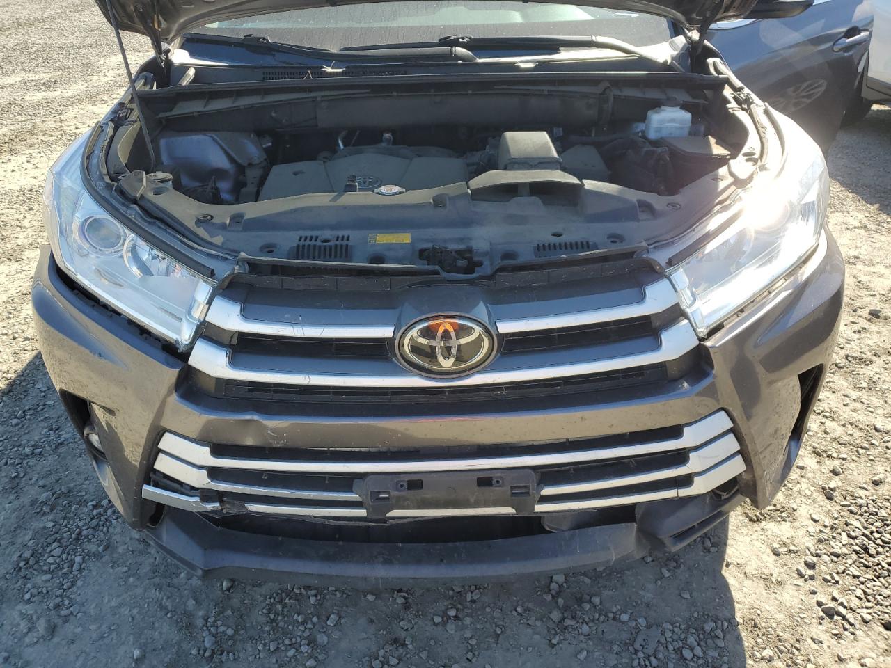 5TDJZRFH9KS573104 2019 Toyota Highlander Se