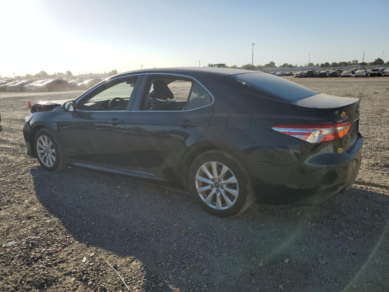 4T1B11HK0JU647909 2018 TOYOTA CAMRY - Image 2