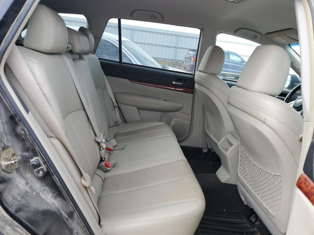 2011 Subaru Outback - Image 10