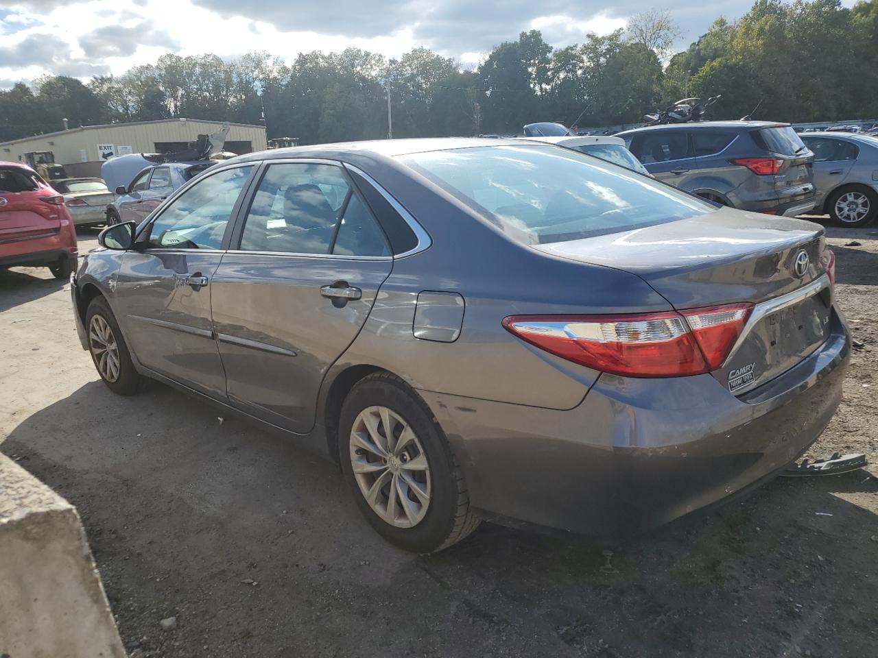 4T1BF1FK4HU281984 2017 TOYOTA CAMRY - Image 2