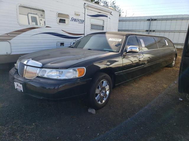 2001 Lincoln Town Car Executive zu verkaufen in Woodburn, OR - Front End