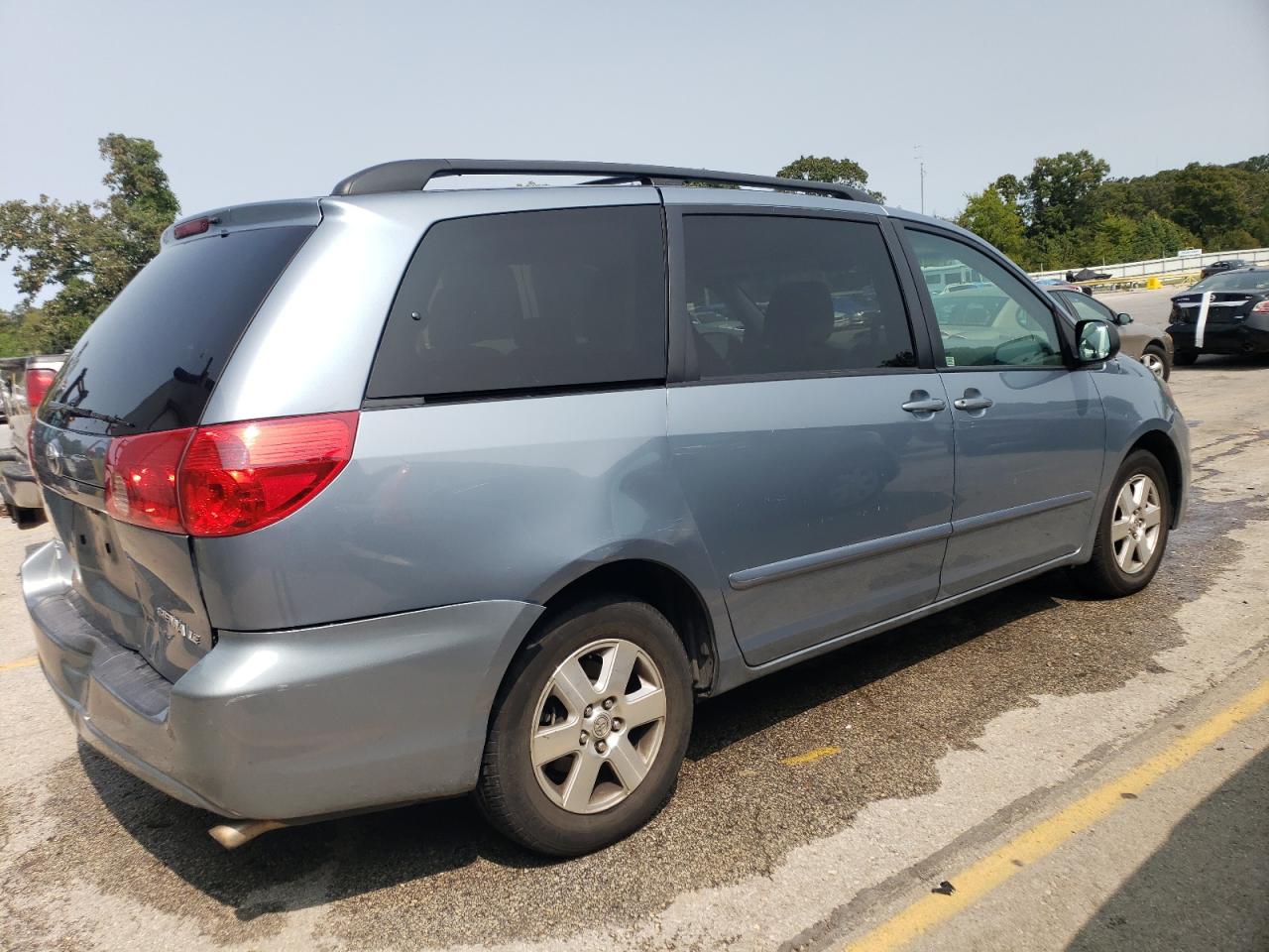2010 Toyota Sienna - Image 3